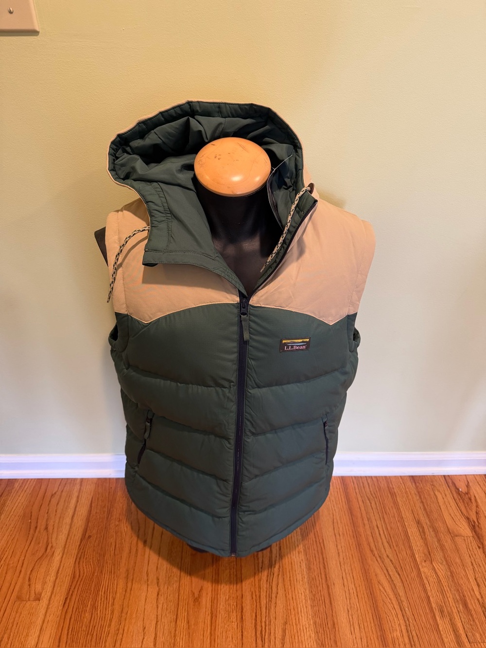Men’s L.L.Bean Mountain Classic Hooded Down Vest Pinewood Green Sandstone Large